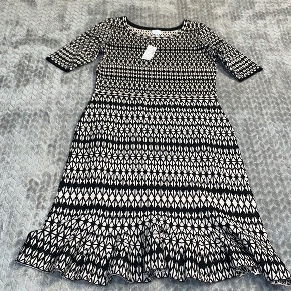 NWT Dressbarn Women's Geometric Print Knit Dress. Size Medium Petite. Ruffle. - Picture 1 of 12